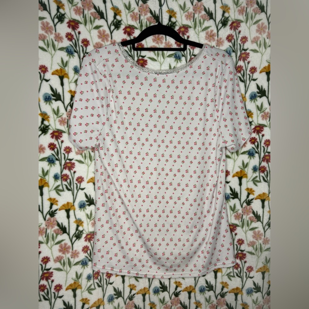 Free Kisses White Short Sleeve Top with Small Pink Floral Print - Picture 2 of 3